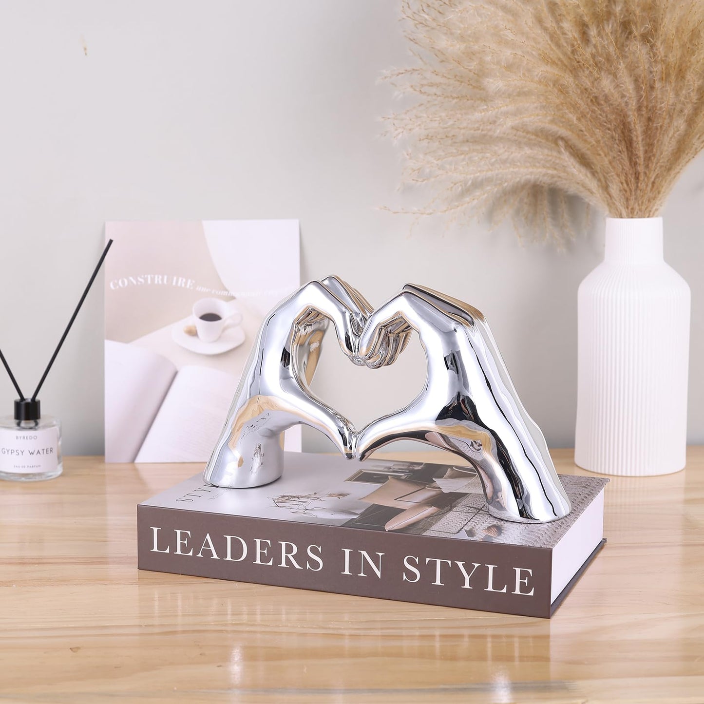 Silver Heart Hands Sculpture , Love Centerpieces Aesthetic Statue and Sculpture Living Room Bedroom Bookshelf Coffe Table Boho Wedding Accents Decorations, Knick Knacks Home Decor for Shelves para