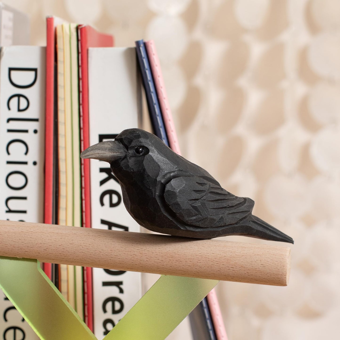 MegeFul Small Wooden Crow Figurine – Cute Hand-Carved Raven Collectible, Small Rustic Bird Decor for Desk & Shelf, Animal Ornament with Gift Box