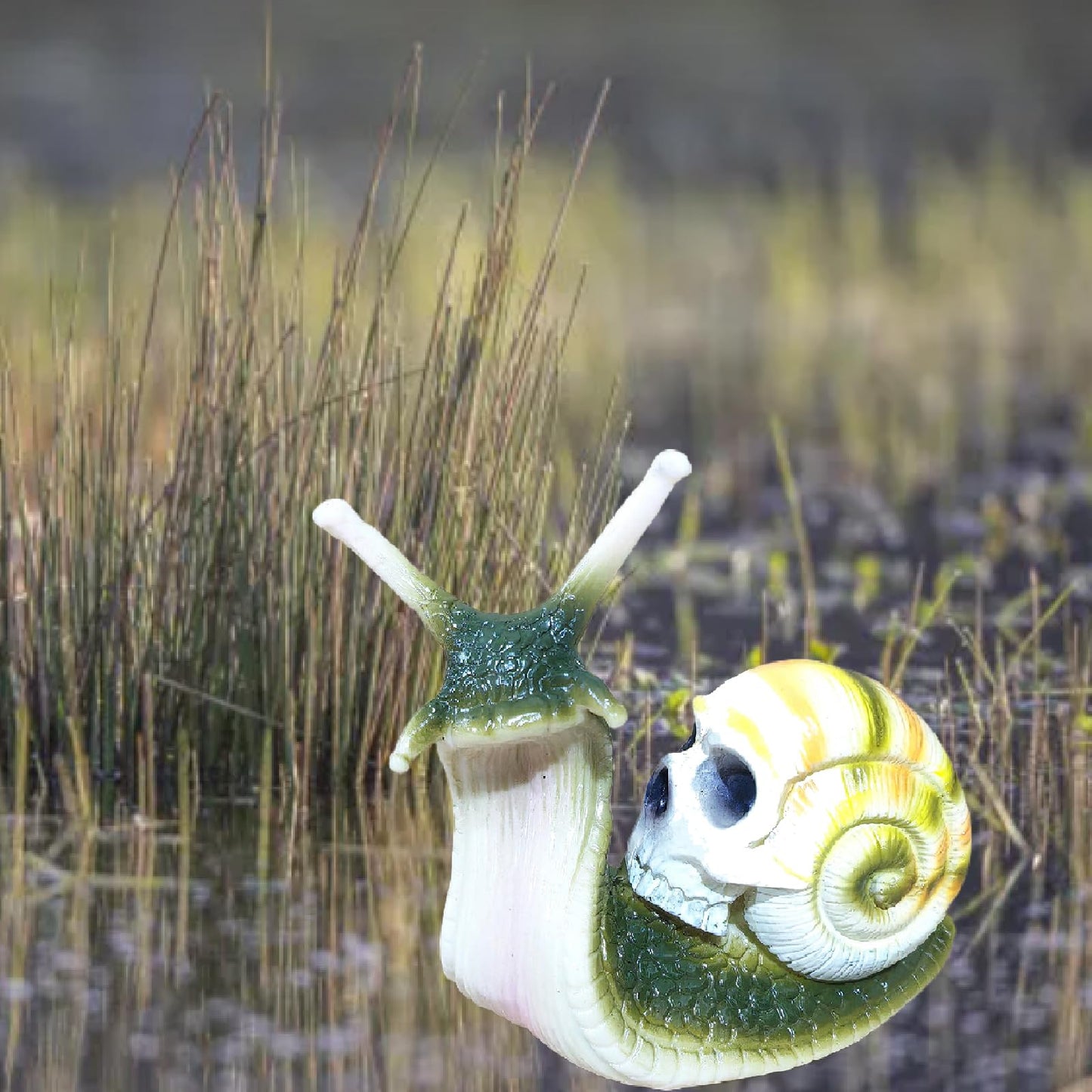 Funny Snail Garden Statues Halloween Skull Snail Decoration Resin Sculpture Decorations Novelty Gift for Desk Indoor Outdoor Yard