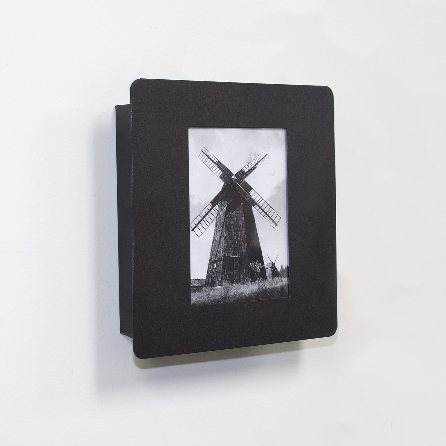 BARSKA 4"X 6" Picture Wall Mount Photo Frame Key Cabinet, Holds Upto 5 Keys, Magnetic Lock, and Pre-Drilled for Wall Mounting